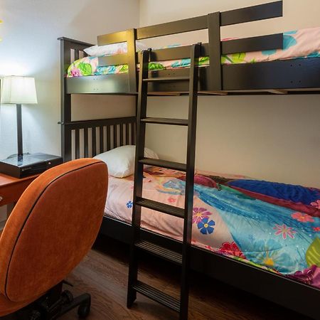Super 8 By Wyndham Trois-Rivieres Hotel Bagian luar foto