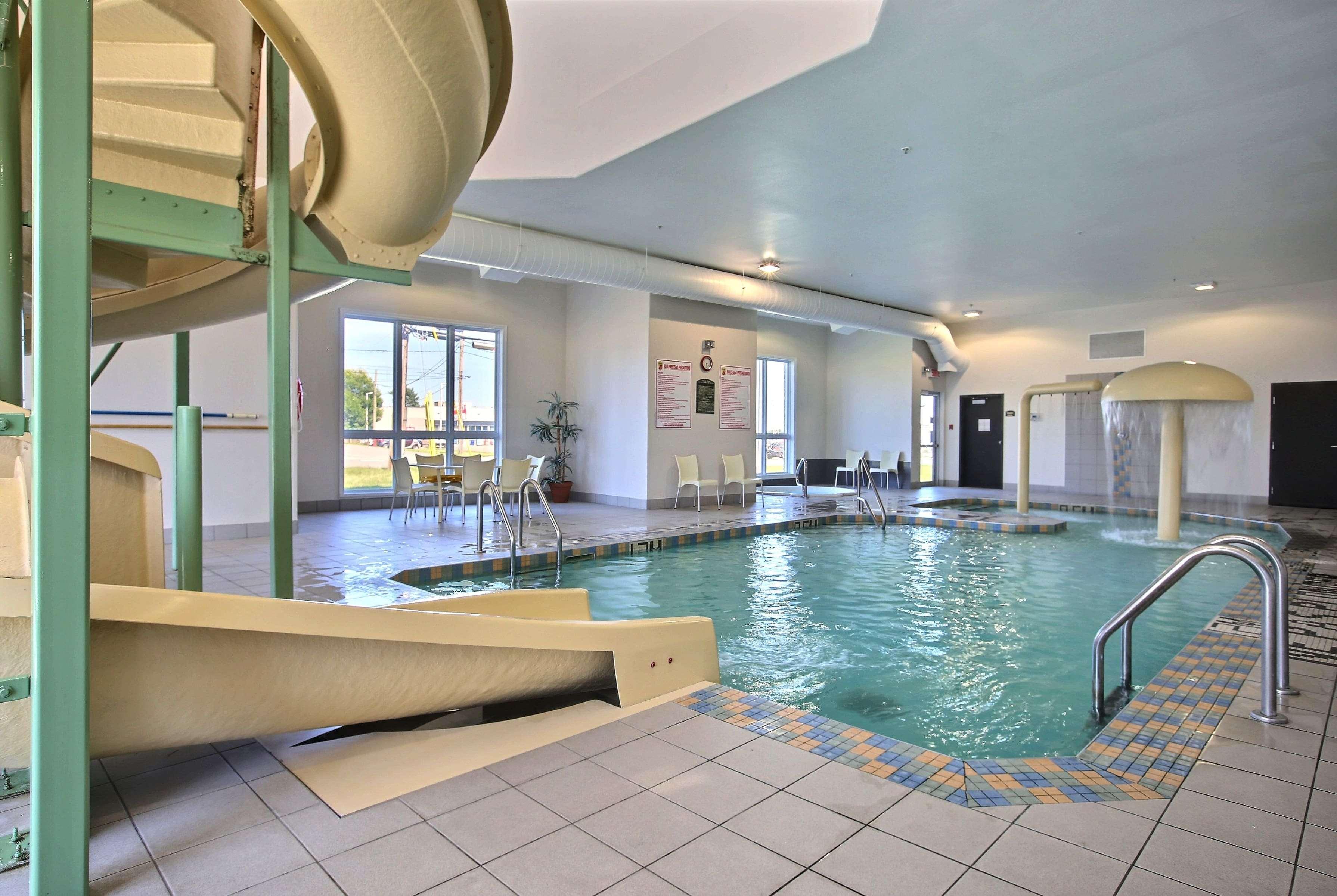 Super 8 By Wyndham Trois-Rivieres Hotel Bagian luar foto