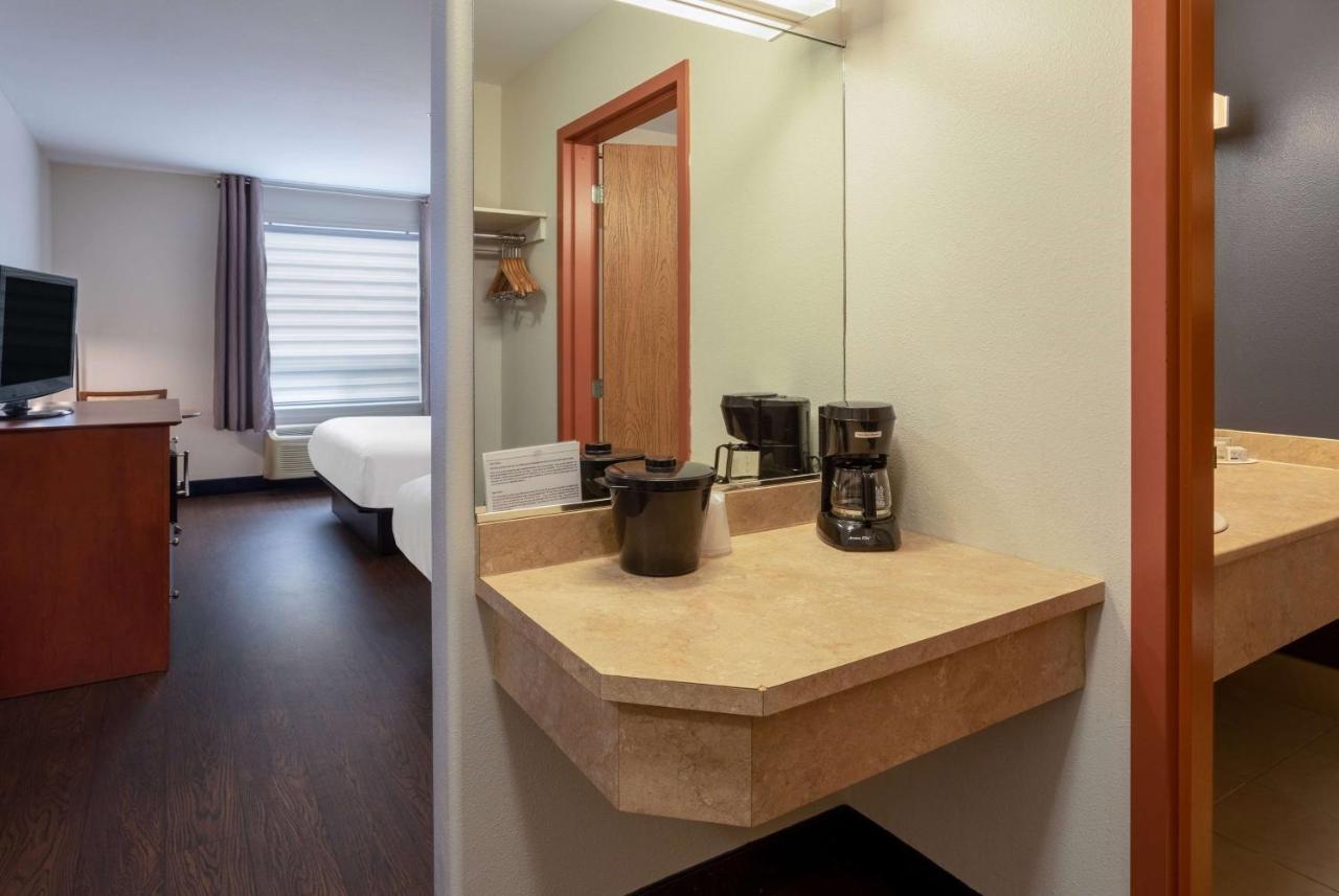 Super 8 By Wyndham Trois-Rivieres Hotel Bagian luar foto