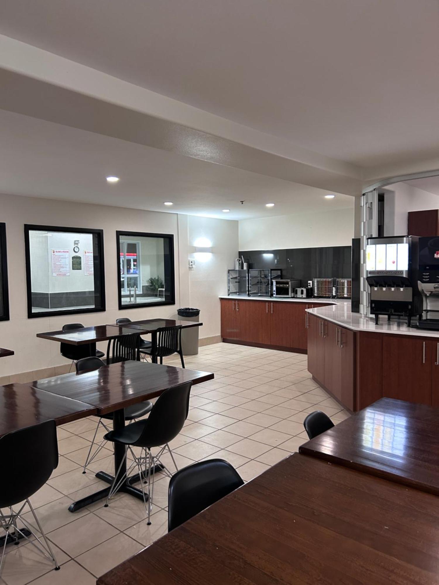 Super 8 By Wyndham Trois-Rivieres Hotel Bagian luar foto